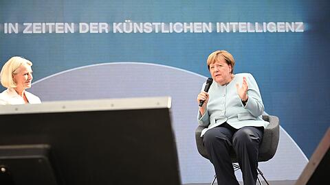 Angela Merkel sieht KI positiv, hat aber auch Bedenken.