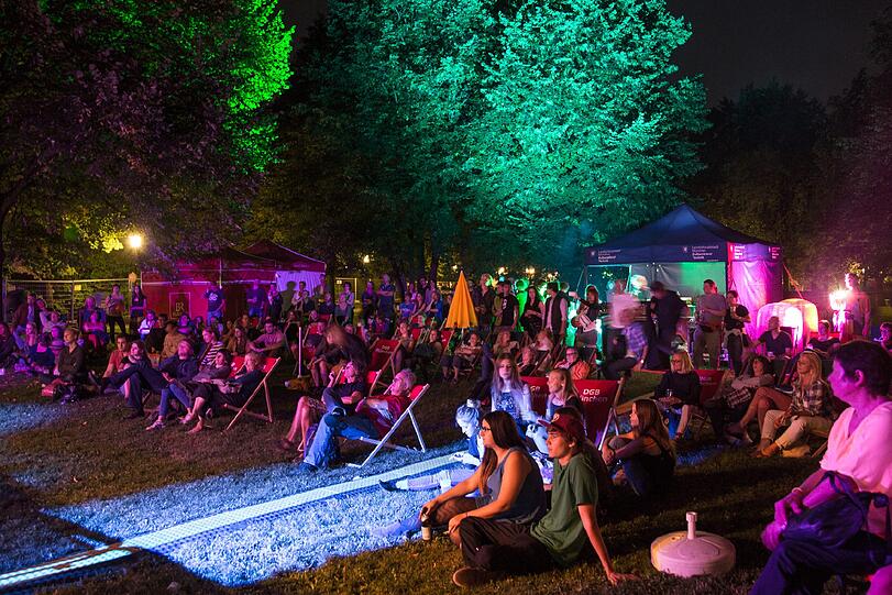 Auf dem Isarinselfest können alle Münchner gemeinsam feiern, tanzen und den Sommer genießen.