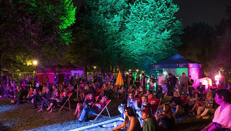 Auf dem Isarinselfest können alle Münchner gemeinsam feiern, tanzen und den Sommer genießen. Auf dem Isarinselfest können alle Münchner gemeinsam feiern, tanzen und den Sommer genießen.