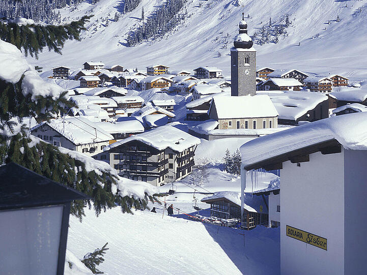 LECH: Die kleine Gemeinde in Vorarlberg darf sich zu einem elitären Kreis zählen. Sie ist eines von zwölf Mitgliedern der Vereinigung "Best of the Alps" (Das Beste der Alpen). Ein Blick auf die prominente Gästeliste lässt erahnen, dass Luxus und Service in Lech groß geschrieben werden: Victoria von Schweden, Juan Carlos von Spanien, Niki Lauda, Sebastian Vettel, Herbert Grönemeyer oder Nena zog es bereits dorthin.