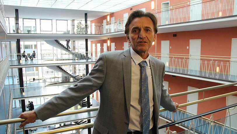 Heinrich S. im Landgerichtsgebäude am Lenbachplatz: Er fordert Schmerzensgeld vom Hausarzt seines verstorbenen Vaters. Heinrich S. im Landgerichtsgebäude am Lenbachplatz: Er fordert Schmerzensgeld vom Hausarzt seines verstorbenen Vaters.