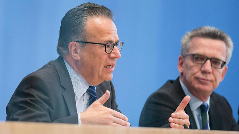 Bundesinnenminister Thomas de Maiziere (CDU) und der damalige Leiter des Bundesamtes für Migration und Flüchtlinge, Frank-Jürgen Weise bei der Vorstellung der Asyl-Statistik im Frühjahr.