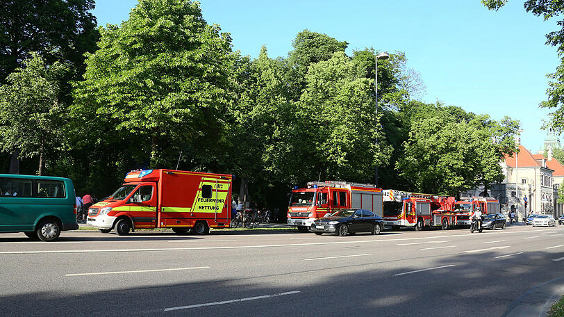 Auch Feuerwehrler helfen bei der groß angelegten Suchaktion.