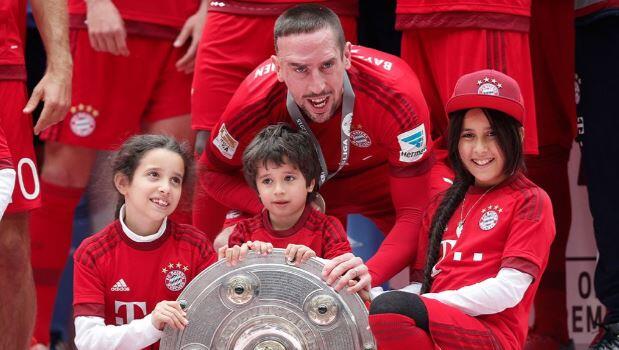Franck Ribéry posiert immer wieder mit seinen Kindern. Franck Ribéry posiert immer wieder mit seinen Kindern.