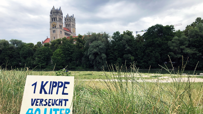 Auch Warnschilder stellten die Helfer auf. Eine einzige Zigarettenkippe könne bis zu 40 Liter Grundwasser verseuchen. Auch Warnschilder stellten die Helfer auf. Eine einzige Zigarettenkippe könne bis zu 40 Liter Grundwasser verseuchen.