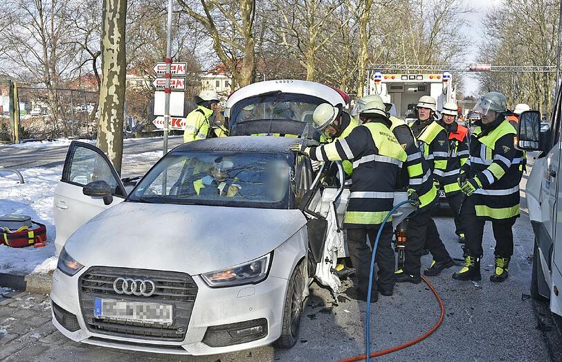 Heftiger Unfall in der Infanteriestraße: Die Feuerwehr musste die Verletzte aus ihrem Wrack befreien.