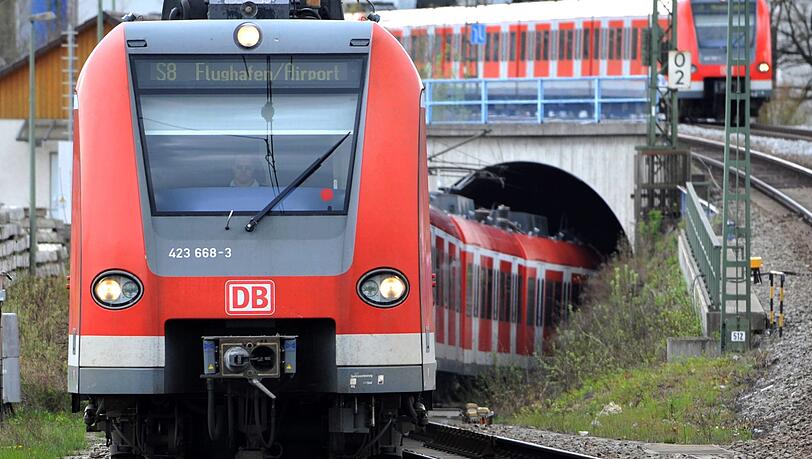 Ein Pärchen aus München wurde am Samstagabend von einem Unbekannten in einer S-Bahn attackiert. (Symbolbild) Ein Pärchen aus München wurde am Samstagabend von einem Unbekannten in einer S-Bahn attackiert. (Symbolbild)