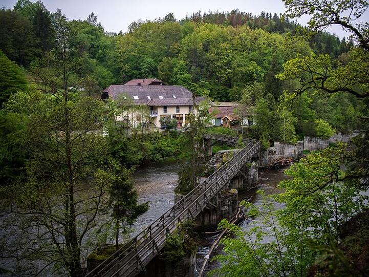 Eine Pension steht von Bäumen umgeben an der Ilz. Foto: Lino Mirgeler/Archivbild