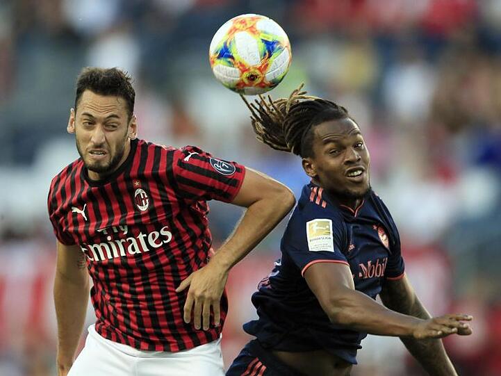 Münchens Renato Sanches (r) gegen Mailands Hakan Calhanoglu. Foto: Orlin Wagner