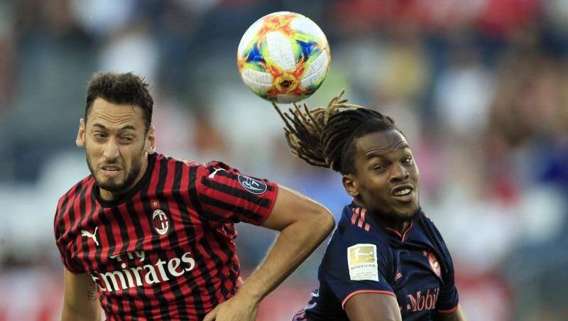 Münchens Renato Sanches (r) gegen Mailands Hakan Calhanoglu. Foto: Orlin Wagner Münchens Renato Sanches (r) gegen Mailands Hakan Calhanoglu. Foto: Orlin Wagner