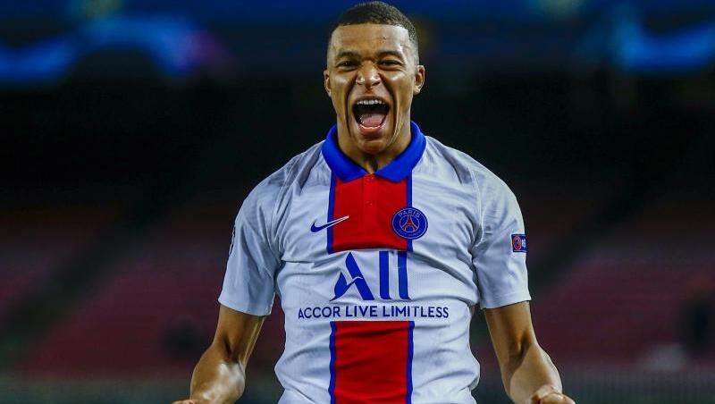 PSG-Star Kylian Mbappé traf dreifach in Barcelona.