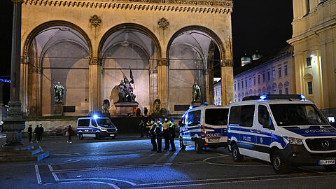 Einsatzkräfte der Polizei stehen auf dem Odeonsplatz vor der Feldherrnhalle.