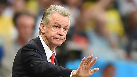 Ottmar Hitzfeld gestikuliert am Spielfeldrand.