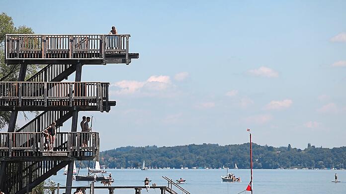 Das Wahrzeichen des Strandbades Utting: der zehn Meter hohe Sprungturm.