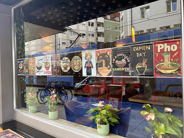Alles so schön bunt hier! Honghong Ramen ist ganz neu im Glockenbachviertel gestartet. Alles so schön bunt hier! Honghong Ramen ist ganz neu im Glockenbachviertel gestartet.