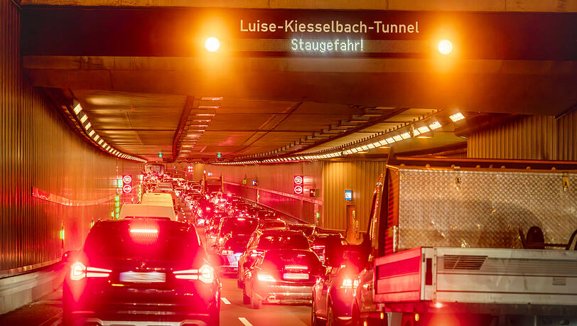 Dichter Berufsverkehr auf dem Mittleren Ring sorgt an der Hauptverkehrsader Luise-Kiesselbach-Tunnel immer wieder fürs Staus. Jetzt kommen noch Bauarbeiten dazu. (Archivbild) Dichter Berufsverkehr auf dem Mittleren Ring sorgt an der Hauptverkehrsader Luise-Kiesselbach-Tunnel immer wieder fürs Staus. Jetzt kommen noch Bauarbeiten dazu. (Archivbild)