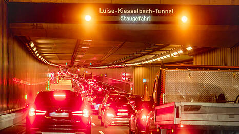 Dichter Berufsverkehr auf dem Mittleren Ring sorgt an der Hauptverkehrsader Luise-Kiesselbach-Tunnel immer wieder f&uuml;rs Staus. Jetzt kommen noch Bauarbeiten dazu. (Archivbild)