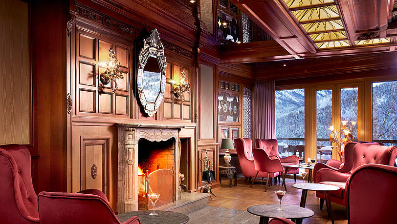 Die Kaminhalle mit Jugendstil-Bleiglasdecke für kuschelige Winterabende. Die Kaminhalle mit Jugendstil-Bleiglasdecke für kuschelige Winterabende.