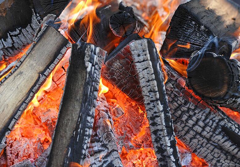 Der Experimentator:
Von Grills aus dem Laden hält er gar nichts. Entweder hebt er ein Erdloch aus, um darin ein Feuer zu entfachen und anschließend ein Lamm zu vergraben oder er macht sich auf die Suche nach Grillrechen und Einkaufswagen. Ein Rasenrechen hält als Grillersatz auf seinen Zinken locker bis zu zwanzig Würstchen...