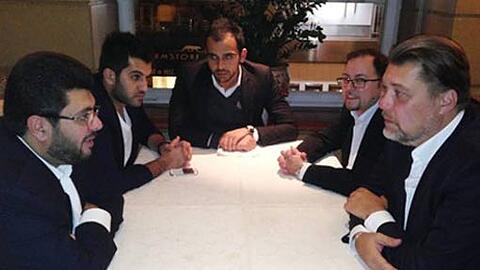 Investor Hasan Ismaik (von li.), sein Bruder Abdelrahman und sein Münchner Vertreter Noor Basha, 1860-Vize-Präsident Erik Altmann und Präsident Gerhard Mayrhofer bei Ismaiks Überraschungsbesuch in München.