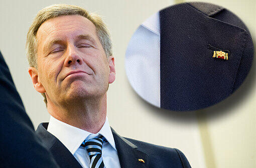 Novum in der bundesdeutschen Geschichte: Erstmals steht ein ehemaliger Bundespräsident vor Gericht. Christian Wulff erscheint am Donnerstagvormittag mit angestecktem Bundesverdienstkreuz am Landgericht Hannover.