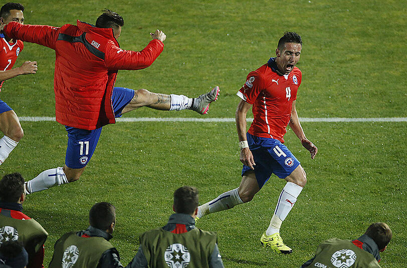 Chiles Verteidiger Mauricio Isla feiert sein Tor gegen Uruguay - und seine Teamkollegen drehen genauso durch.