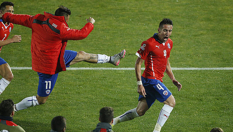 Chiles Verteidiger Mauricio Isla feiert sein Tor gegen Uruguay - und seine Teamkollegen drehen genauso durch. Chiles Verteidiger Mauricio Isla feiert sein Tor gegen Uruguay - und seine Teamkollegen drehen genauso durch.