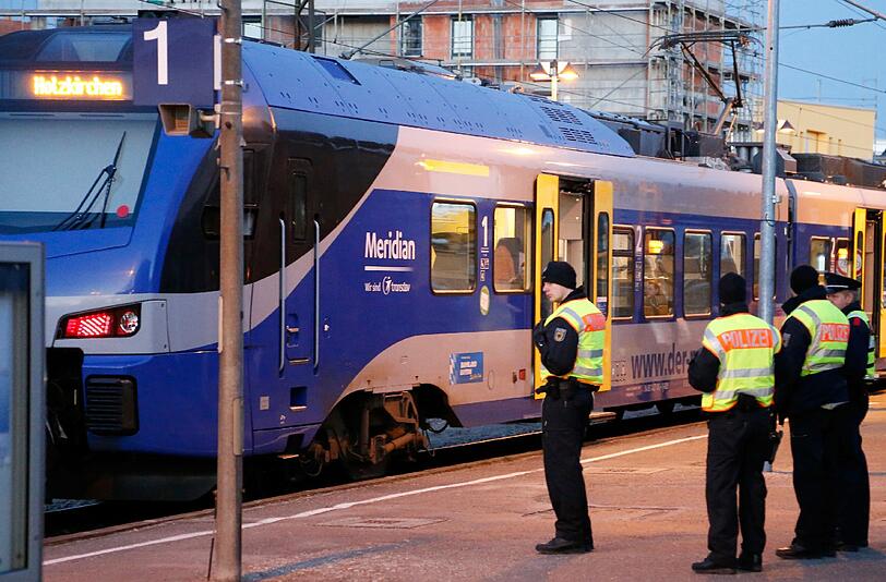 Beamte der Bundespolizei und der Bahnpolizei sichern am 20.02.2016 am Bahnhof von Bad Aibling (Bayern) die Fahrt des ersten Meridian-Zuges nach dem schweren Zugunglück vom 09.02.2016. Elf Tage nach dem schweren Zugunglück bei Bad Aibling nimmt die Bayerische Oberlandbahn (BOB) den Betrieb auf der Unfallstrecke wieder auf.