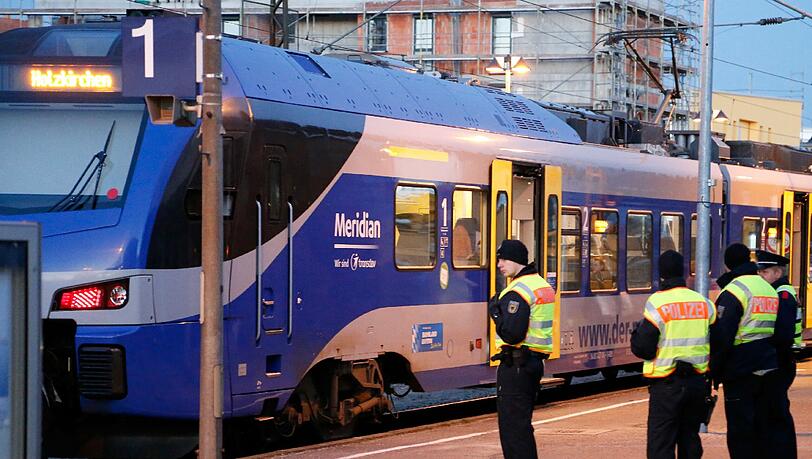 Beamte der Bundespolizei und der Bahnpolizei sichern am 20.02.2016 am Bahnhof von Bad Aibling (Bayern) die Fahrt des ersten Meridian-Zuges nach dem schweren Zugunglück vom 09.02.2016. Elf Tage nach dem schweren Zugunglück bei Bad Aibling nimmt die Bayerische Oberlandbahn (BOB) den Betrieb auf der Unfallstrecke wieder auf. Beamte der Bundespolizei und der Bahnpolizei sichern am 20.02.2016 am Bahnhof von Bad Aibling (Bayern) die Fahrt des ersten Meridian-Zuges nach dem schweren Zugunglück vom 09.02.2016. Elf Tage nach dem schweren Zugunglück bei Bad Aibling nimmt die Bayerische Oberlandbahn (BOB) den Betrieb auf der Unfallstrecke wieder auf.