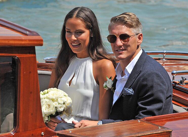 Glückliche Gesichter nach der Trauung bei Bastian Schweinsteiger und Ana Ivanovic.
