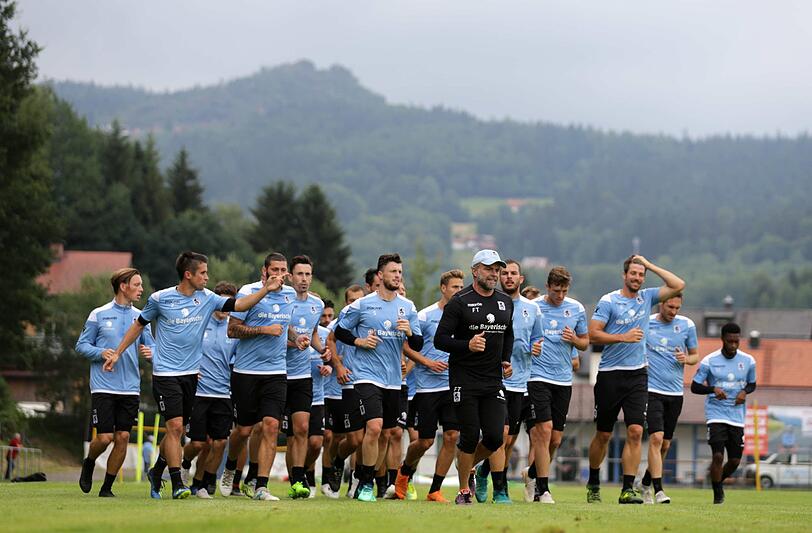 Die Löwen mit Fitnesstrainer Ingo Seibert bei ihrer ersten Einheit im Trainingslager in Bodenmais.