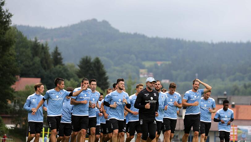 Die Löwen mit Fitnesstrainer Ingo Seibert bei ihrer ersten Einheit im Trainingslager in Bodenmais. Die Löwen mit Fitnesstrainer Ingo Seibert bei ihrer ersten Einheit im Trainingslager in Bodenmais.