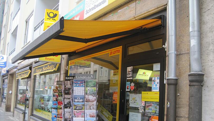 Wer eine Glückwunschkarte sucht, eine Zeitung kaufen oder ein Paket abgeben will, ist im Paper Shop genau richtig. Wer eine Glückwunschkarte sucht, eine Zeitung kaufen oder ein Paket abgeben will, ist im Paper Shop genau richtig.