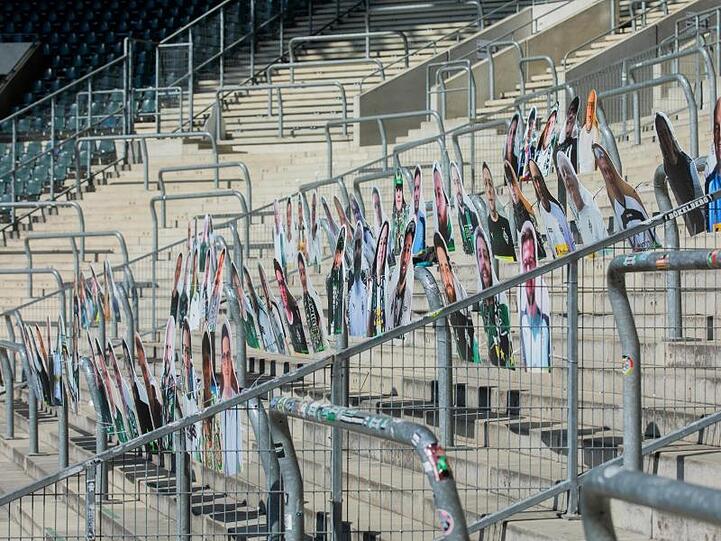 Die Gladbacher Spieler müssen auch bei Geisterspielen nicht auf die Gesichter ihrer Fans im Stadion verzichten - Pappfiguren sei Dank.