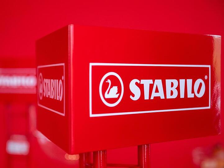 Das Logo der Firmengruppe Schwan-Stabilo, aufgenommen am Rande der Bilanz-Pk. Foto: Daniel Karmann/dpa/Archivbild