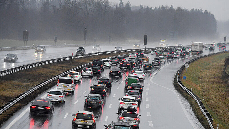 Fahrzeuge stauen sich auf der A8 kurz vor dem Inntaldreieck Richtung Süden. Fahrzeuge stauen sich auf der A8 kurz vor dem Inntaldreieck Richtung Süden.