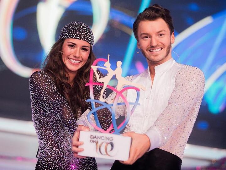 Sängerin Sarah Lombardi und Eistänzer Joti Polizoakis mit dem Siegerpokal.