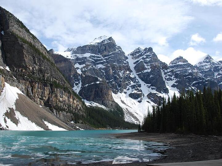 Schneebedeckte Berge im Banff-Nationalpark in der kanadischen Provinz Alberta.