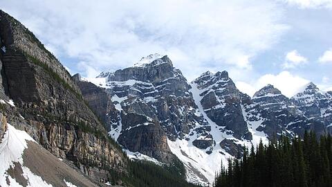 Schneebedeckte Berge im Banff-Nationalpark in der kanadischen Provinz Alberta.