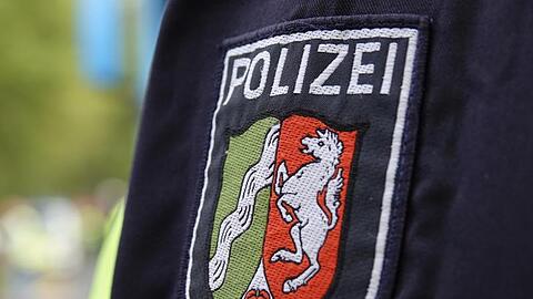 Rund ein Jahr nach Bekanntwerden rechtsextremer Verdachtsfälle bei der Polizei in Nordrhein-Westfalen hat sich dieser Verdacht in 53 Fällen bestätigt.