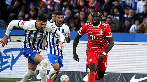 Herthas Lucas Tousart (l) und Bayerns Sadio Mane kämpfen um den Ball.