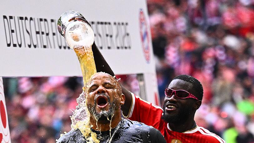 Bayern-Trainer Vincent Kompany bekommt eine Bierdusche von Abwehrspieler Dayot Upamecano.