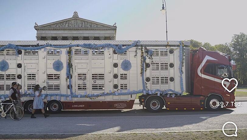 Ein Viehtransporter als fahrendes Wiesnzelt. Blau-wei&szlig;, Blasmusik, Dirndl, Lederhosen, beste Stimmung. Das ist das Setting f&uuml;r die Aktion "Die Bel&auml;stigung" einer Berliner Kunst-Gruppe.