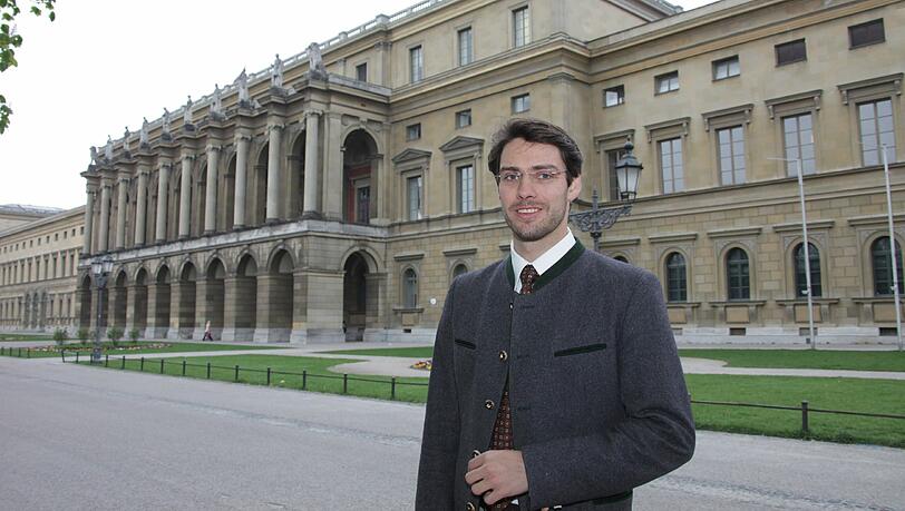 Ludwig Prinz von Bayern posiert im Jahr 2011 vor der Münchner Residenz Ludwig Prinz von Bayern posiert im Jahr 2011 vor der Münchner Residenz