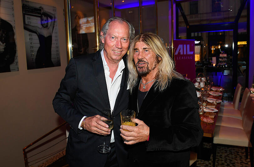 Prof. Dr. Werner Mang und Abi Ofarim bei der Party zum "Tag und Nacht der 1000PS"-Event im Hotel Vier Jahreszeiten Kempinski.
