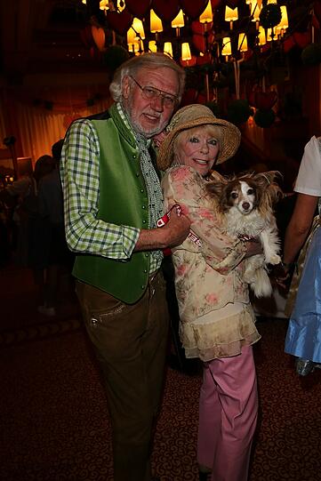 Mit Hund und ihrem Ehemann Wolf Walther.