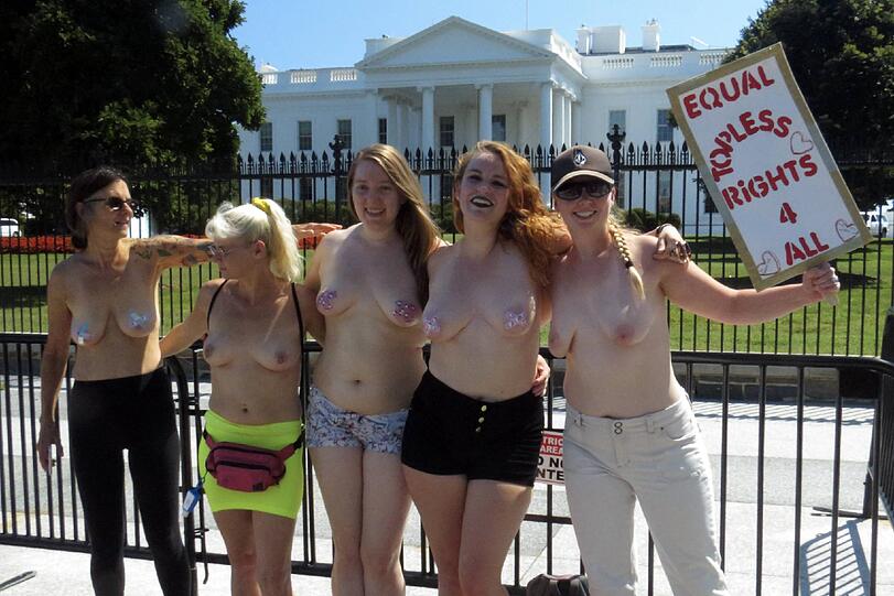 Unter dem Motto "Free your breasts! Free your mind!" ging's mit nackten Brüsten durch New York, Washington und Venice Beach in Kalifornien. Viel Spaß beim Durchklicken.