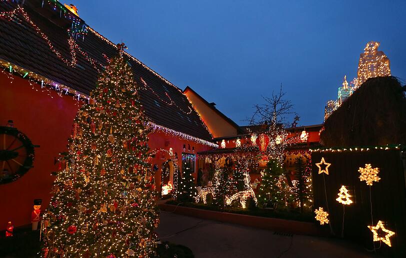 Ein Glitzern und Funkeln, wohin man schaut: Die Hausbesitzer im unterfränkischen Mainbernheim brauchen jedes Jahr eine Woche, um ihr Anwesen auf die Weihnachtszeit vorzubereiten.