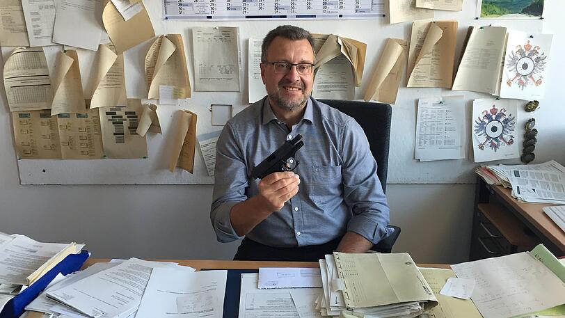 Manfred Thalhammer (56) in seinem Büro in der Waffenbehörde des KVR. In der Hand hält er eine Umarex-Schreckschusspistole.