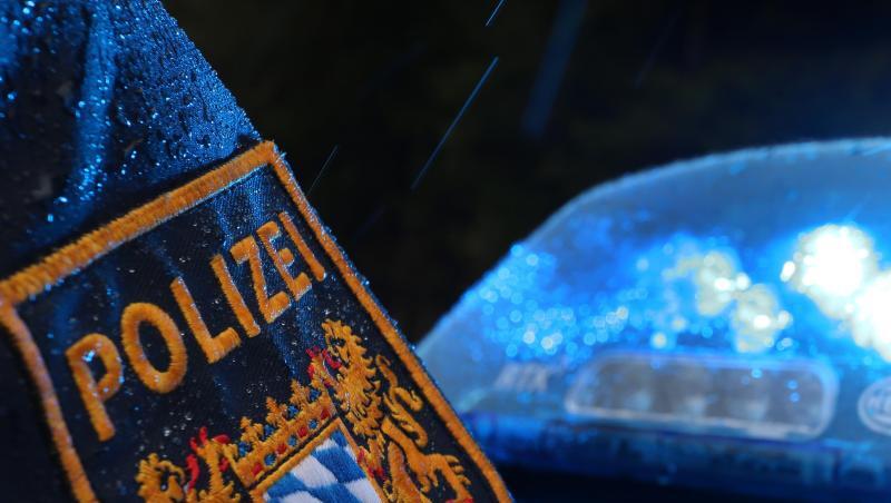 Ein Polizist steht im Regen vor einem Streifenwagen. Foto: Karl-Josef Hildenbrand/dpa/Archivbild Ein Polizist steht im Regen vor einem Streifenwagen. Foto: Karl-Josef Hildenbrand/dpa/Archivbild